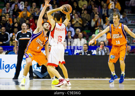 26.11.2011. Valencia, Spanien Basketball-match zwischen Valencia Basket Club und Assignia Manresa, Spieltag 9, Liga Endesa - Spanien---Javi Rodríguez aus Assignia Manresa bereitet seinen Pass mit der Opposition von Stefan Markovic aus Valencia Basket Club, während Gteam Kumpel Rishard Kuksiks Beobachter Stockfoto