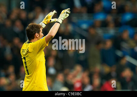 26.11.2011. MADRID, Spanien - Torwart von Real Madrid Iker Casillas Gesten während der La Liga Spiel gespielt zwischen Real Madrid und Atlético de Madrid im Santiago Bernabeu-Stadion am 26. November in Madrid, Spanien. Stockfoto