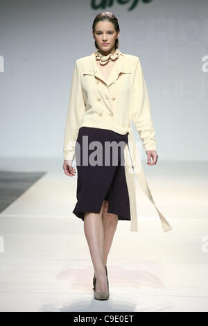 ZAGREB, Kroatien, 26.11.2011 Capara 2012 Frühjahr/Sommer Kollektion Modenschau an der Dreft Mode Woche Zagreb. Stockfoto