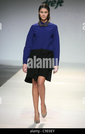 ZAGREB, Kroatien, 26.11.2011 Capara 2012 Frühjahr/Sommer Kollektion Modenschau an der Dreft Mode Woche Zagreb. Stockfoto