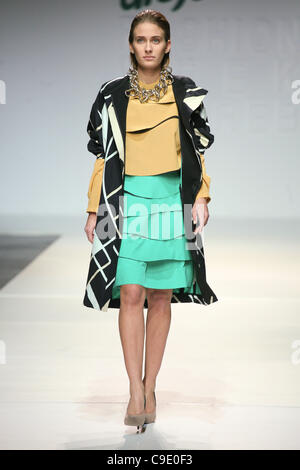 ZAGREB, Kroatien, 26.11.2011 Capara 2012 Frühjahr/Sommer Kollektion Modenschau an der Dreft Mode Woche Zagreb. Stockfoto