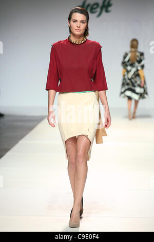 ZAGREB, Kroatien, 26.11.2011 Capara 2012 Frühjahr/Sommer Kollektion Modenschau an der Dreft Mode Woche Zagreb. Stockfoto