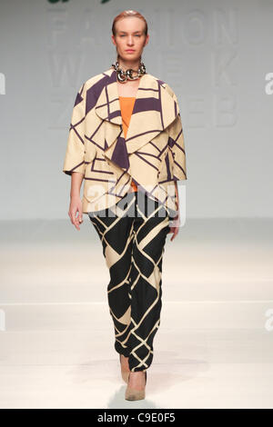 ZAGREB, Kroatien, 26.11.2011 Capara 2012 Frühjahr/Sommer Kollektion Modenschau an der Dreft Mode Woche Zagreb. Stockfoto