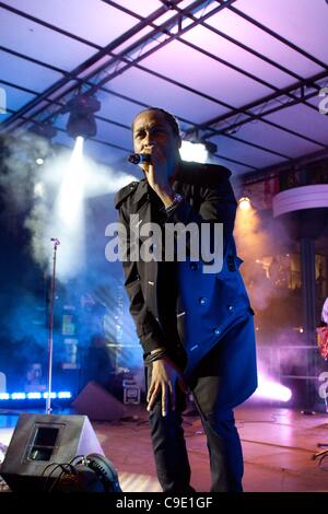 Bracknell, Großbritannien, 27.11.2011: Lemar erklingt in Bracknell Town Center Christmas Light Switch On. Lemar war ein Kandidat auf Fame Academy im Jahr 2002 und hatte 7 Top 10-UK-Singles und mehr als 2 Millionen Alben verkauft. Stockfoto