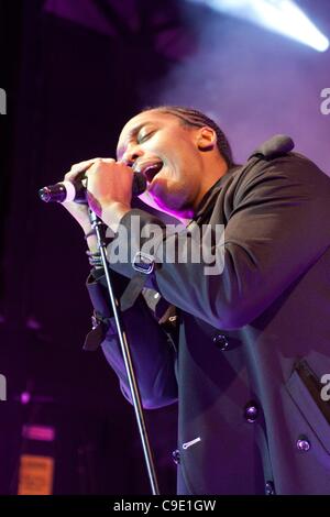 Bracknell, Großbritannien, 27.11.2011: Lemar erklingt in Bracknell Town Center Christmas Light Switch On. Lemar war ein Kandidat auf Fame Academy im Jahr 2002 und hatte 7 Top 10-UK-Singles und mehr als 2 Millionen Alben verkauft. Stockfoto