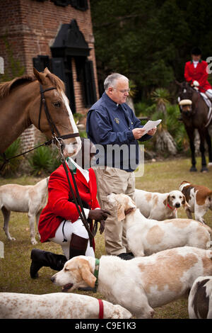 Kaplan Rob Dewey segnet die Jagdhunde markiert den Beginn der Fuchs Jagdsaison auf Middleton Place Plantage am 27. November 2011 in Charleston, South Carolina. Die Middleton Place-Jagd ist ein kein töten Fuchsjagd genannt eine Drag-Jagd. Stockfoto