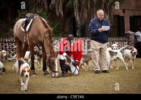 Kaplan Rob Dewey segnet die Jagdhunde markiert den Beginn der Fuchs Jagdsaison auf Middleton Place Plantage am 27. November 2011 in Charleston, South Carolina. Die Middleton Place-Jagd ist ein kein töten Fuchsjagd genannt eine Drag-Jagd. Stockfoto