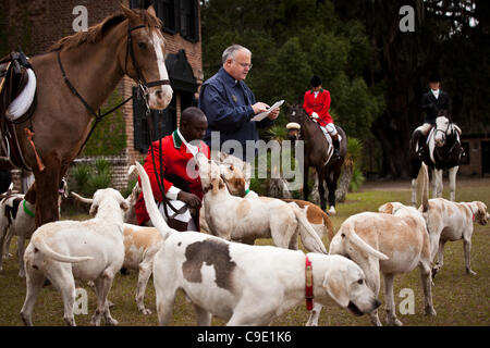 Kaplan Rob Dewey segnet die Jagdhunde markiert den Beginn der Fuchs Jagdsaison auf Middleton Place Plantage am 27. November 2011 in Charleston, South Carolina. Die Middleton Place-Jagd ist ein kein töten Fuchsjagd genannt eine Drag-Jagd. Stockfoto