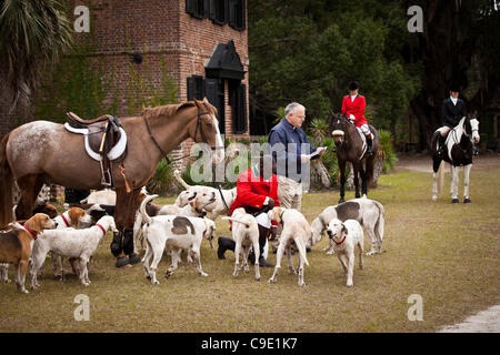 Kaplan Rob Dewey segnet die Jagdhunde markiert den Beginn der Fuchs Jagdsaison auf Middleton Place Plantage am 27. November 2011 in Charleston, South Carolina. Die Middleton Place-Jagd ist ein kein töten Fuchsjagd genannt eine Drag-Jagd. Stockfoto