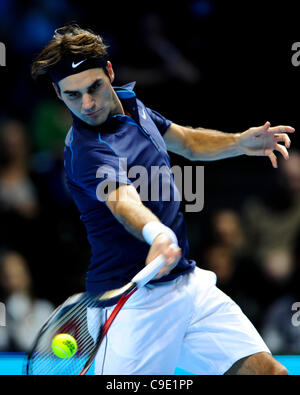 27.11.2011 London, England. [4] Roger Federer (SUI) im Kampf gegen [7] Jo-Wilfried Tsonga (FRA) während des Finales der Barclays ATP World Tour Finals in der O2 Arena. Federer schlagen Tsonga auf den Titel in 3 setzt 6-3, 6-7 (6-8) 6: 3 Stockfoto