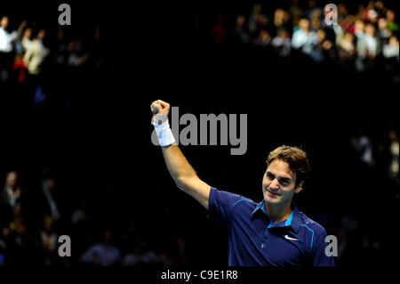 27.11.2011 London, England. [4] Roger Federer (SUI) feiert nach dem Sieg gegen [7] Jo-Wilfried Tsonga (FRA) von zwei setzt auf im Finale die Barclays ATP World Tour Finals in der O2 Arena. Federer schlagen Tsonga auf den Titel in 3 setzt 6-3, 6-7 (6-8) 6: 3 Stockfoto