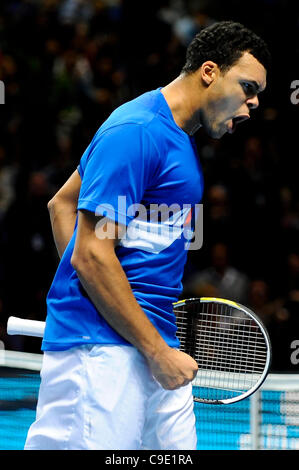 27.11.2011 London, England. [7] Jo-Wilfried Tsonga (FRA) feiert den zweiten Satz gegen [4] Roger Federer (SUI) während des Finales der Barclays ATP World Tour Finals in der O2-Arena zu gewinnen. Federer schlagen Tsonga auf den Titel in 3 setzt 6-3, 6-7 (6-8) 6: 3 Stockfoto