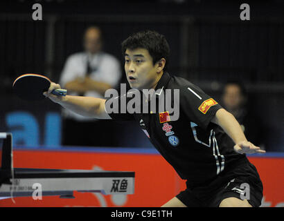 Hao WANG (CHN) der Welt #2, konkurriert gegen lange MA (CHN) die Welt #1 während der ITTF Tischtennis Tour Grand Finals, ExCel Centre, London, England 27. November 2011. Lange Ma fuhr fort, um das Turnier gegen Zhang Jike im Finale zu gewinnen. Stockfoto