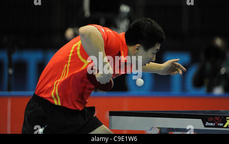 Langes MA (CHN) der Welt #1, konkurriert gegen Hao WANG (CHN) der Welt #2, während die ITTF Tischtennis Tour Grand Finals, ExCel Centre, London, England 27. November 2011. Lange Ma fuhr fort, um das Turnier gegen Zhang Jike im Finale zu gewinnen. Stockfoto