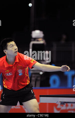 Langes MA (CHN) der Welt #1, konkurriert gegen Hao WANG (CHN) der Welt #2, während die ITTF Tischtennis Tour Grand Finals, ExCel Centre, London, England 27. November 2011. Lange Ma fuhr fort, um das Turnier gegen Zhang Jike im Finale zu gewinnen. Stockfoto