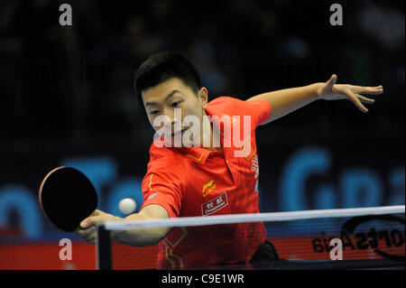 Langes MA (CHN) der Welt #1, konkurriert gegen Hao WANG (CHN) der Welt #2, während die ITTF Tischtennis Tour Grand Finals, ExCel Centre, London, England 27. November 2011. Lange Ma fuhr fort, um das Turnier gegen Zhang Jike im Finale zu gewinnen. Stockfoto