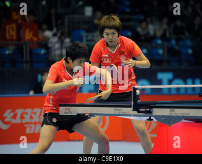 GUO Yue (CHN) und und Xiaoxia LI (CHN) während der ITTF Tischtennis Grand Finals, ExCel Centre, London, England 27. November 2011 Tour. Guo und Li gewann die Damen-Doppel-Titel. Stockfoto