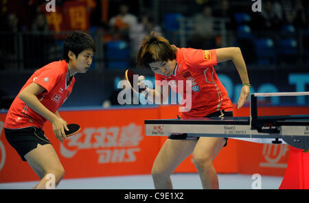 GUO Yue (CHN) und und Xiaoxia LI (CHN) während der ITTF Tischtennis Grand Finals, ExCel Centre, London, England 27. November 2011 Tour. Guo und Li gewann die Damen-Doppel-Titel. Stockfoto