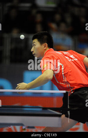 Langes MA (CHN) der Welt #1, konkurriert gegen Hao WANG (CHN) der Welt #2, während die ITTF Tischtennis Tour Grand Finals, ExCel Centre, London, England 27. November 2011. Lange Ma fuhr fort, um das Turnier gegen Zhang Jike im Finale zu gewinnen. Stockfoto