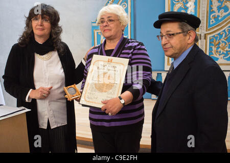 Anna Suchecka mit Medaille und Urkunde der Ehre im Namen Vater Adolf Otto als Gerechte unter den Völkern im Beisein der Hedva Gil in Yad Vashem geehrt, dessen Leben war im zweiten Weltkrieg gerettet. Jerusalem, Israel. 28. November 2011. Stockfoto