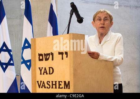 Überlebende Hedva Gil spricht das Publikum unmittelbar nach Anna Suchecka mit Medaille und Urkunde der Ehre im Namen des Vaters, Adolf Otto in Yad Vashem geehrt als Gerechte unter den Völkern. Jerusalem, Israel. 28. November 2011. Stockfoto