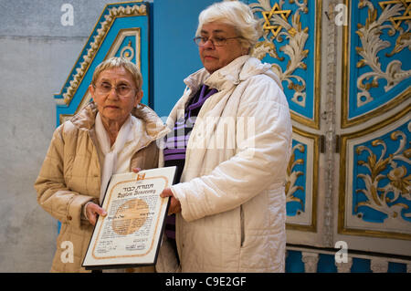 Anna Suchecka (R) in Yad Vashem als gerechter unter den Völkern im Beisein von Überlebenden Hedva Gil (L) mit Medaille und Urkunde der Ehre im Namen Vater Adolf Otto ausgezeichnet. Jerusalem, Israel. 28. November 2011. Stockfoto