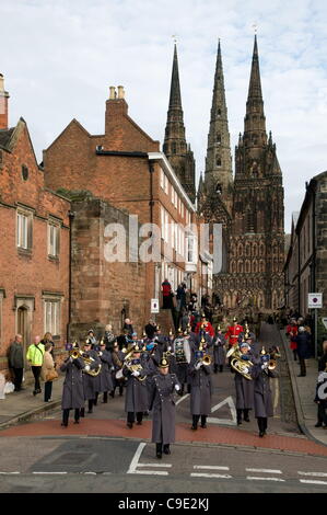 Soldaten aus dem 3. Bataillon der Mercian Regiment marschieren von Lichfield Kathedrale auf ihrem Weg durch die Stadt von Lichfield, Staffordshire, England vor einer Heimkehr-Service in der Kathedrale von Lichfield am 28. November 2011 nach ihrer Rückkehr aus Afghanistan Stockfoto