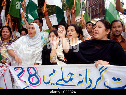 Aktivisten der moslemischen Liga-Q skandieren Parolen gegen NATO-Angriff auf dem Land bei Protestkundgebung in Hyderabad auf Montag, 28. November 2011. Stockfoto