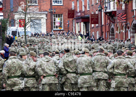 29.11.2011. Soldaten aus dem 3. Bataillon Mercian Regiment in Tamworth, nach ihrem Marsch durch die Stadt. Soldaten füllen die Straße. Die Soldaten waren in der Stadt um ihre Rückkehr von einem Einsatz in Afghanistan zu feiern. Stockfoto