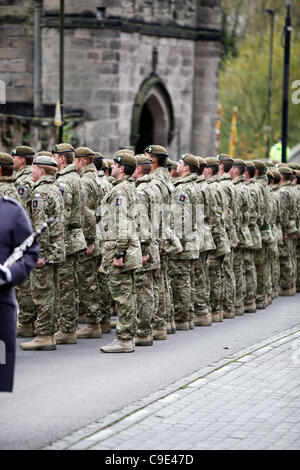 29.11.2011. Soldaten aus dem 3. Bataillon Mercian Regiment in Tamworth, vor ihren Marsch durch die Stadt. Die Soldaten waren in der Stadt um ihre Rückkehr von einem Einsatz in Afghanistan zu feiern. Stockfoto