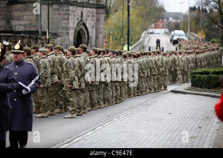 29.11.2011. Soldaten aus dem 3. Bataillon Mercian Regiment in Tamworth, vor ihren Marsch durch die Stadt. Die Soldaten waren in der Stadt um ihre Rückkehr von einem Einsatz in Afghanistan zu feiern. Stockfoto