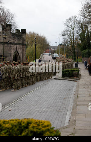 29.11.2011. Soldaten aus dem 3. Bataillon Mercian Regiment in Tamworth, vor ihren Marsch durch die Stadt. Die Soldaten waren in der Stadt um ihre Rückkehr von einem Einsatz in Afghanistan zu feiern. Stockfoto