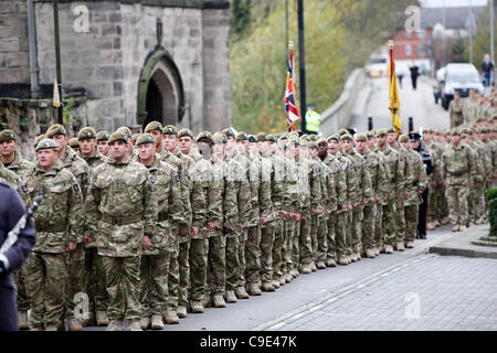 29.11.2011. Soldaten aus dem 3. Bataillon Mercia Regiment in Tamworth, vor ihren Marsch durch die Stadt. Die Soldaten waren in der Stadt um ihre Rückkehr von einem Einsatz in Afghanistan zu feiern. Stockfoto