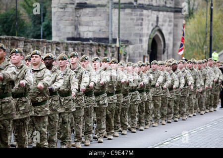 29.11.2011. Soldaten vom 3. Bataillon Mercian Regiment in Tamworth, durch die Stadt marschieren. Die Soldaten waren in der Stadt um ihre Rückkehr von einem Einsatz in Afghanistan zu feiern. Stockfoto