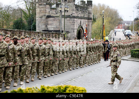 29.11.2011. Soldaten vom 3. Bataillon Mercian Regiment in Tamworth, durch die Stadt marschieren. Die Soldaten waren in der Stadt um ihre Rückkehr von einem Einsatz in Afghanistan zu feiern. Stockfoto