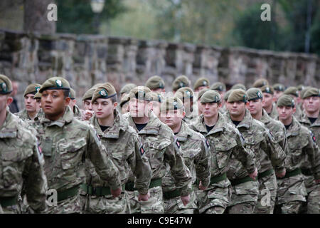 29.11.2011. Soldaten vom 3. Bataillon Mercian Regiment in Tamworth, durch die Stadt marschieren. Die Soldaten waren in der Stadt um ihre Rückkehr von einem Einsatz in Afghanistan zu feiern. Stockfoto