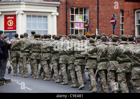 29.11.2011. Soldaten vom 3. Bataillon Mercian Regiment in Tamworth, durch die Stadt marschieren. Ein alter Soldat blickt auf und applaudiert, als sie vorbei marschieren. Die Soldaten waren in der Stadt um ihre Rückkehr von einem Einsatz in Afghanistan zu feiern. Stockfoto
