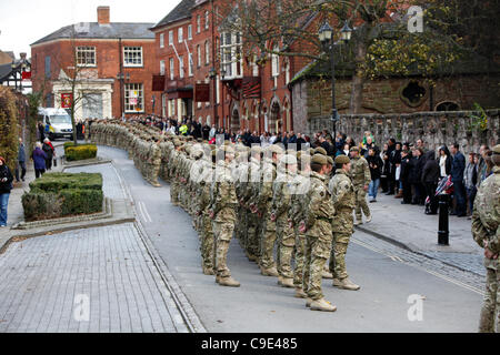 29.11.2011. Soldaten aus dem 3. Bataillon Mercian Regiment in Tamworth, nach ihrem Marsch durch die Stadt. Die Soldaten waren in der Stadt um ihre Rückkehr von einem Einsatz in Afghanistan zu feiern. Stockfoto