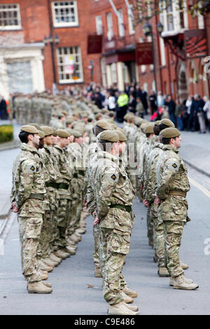 29.11.2011. Soldaten aus dem 3. Bataillon Mercian Regiment in Tamworth, nach ihrem Marsch durch die Stadt. Die Soldaten waren in der Stadt um ihre Rückkehr von einem Einsatz in Afghanistan zu feiern. Stockfoto