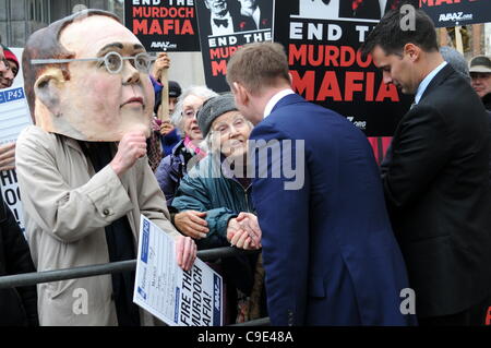 29.11.11, London. Chris Bryant MP außerhalb der Hauptversammlung BSkyB auf der Queen Elizabeth II Conference Centre, trifft Demonstranten von Avaaz Gruppenrufes für Vorsitzender James Murdoch zum Rücktritt. Stockfoto