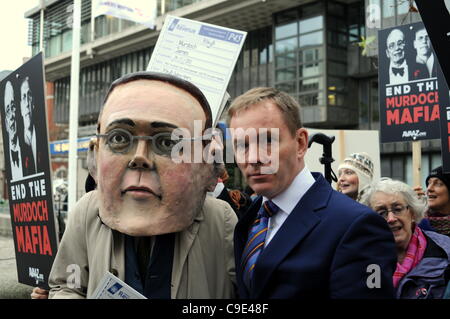 29.11.11, London. Chris Bryant MP außerhalb der Hauptversammlung BSkyB auf der Queen Elizabeth II Conference Centre, trifft Demonstranten von Avaaz Gruppenrufes für Vorsitzender James Murdoch zum Rücktritt. Stockfoto