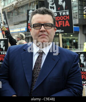 29.11.11, London. Tom Watson MP außerhalb der Hauptversammlung BSkyB auf der Queen Elizabeth II Conference Centre, trifft Demonstranten von Avaaz Gruppenrufes für Vorsitzender James Murdoch zum Rücktritt. Stockfoto