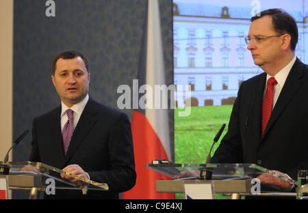 Der tschechische Ministerpräsident Petr Necas (rechts) trifft seinen moldauischen Amtskollegen Vlad Filat in Prag, Tschechische Republik am 29. November 2011. (CTK Foto/Jakub Dospiva) Stockfoto