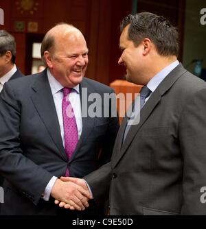 Im Bild bei der Eurogruppe Treffen der Finanzminister der Eurozone waren, von links nach rechts, Michael Noonan, Finanzminister, Irland. Jan Kees de Jager, Finance Minister, Niederlande. Stockfoto