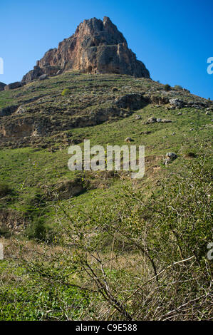 Die 380 Meter hohen Mount Arbel Klippen am Pfad Evangeliums mit Blick auf den See Genezareth. In der Zeit Jesu war dies der Hauptroute aus Nazareth zum nördlichen Ufer des See Genezareth. Die Evangelien zeigen, dass Jesus dies Weg mehrmals übergeben. Unteren Galiläa, Israel. 29. November 2011. Stockfoto