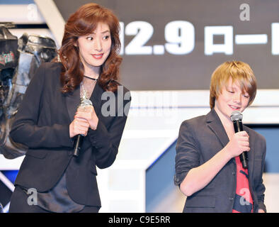 Yuki Amami und Dakota Goyo, 29. November 2011 japanische Schauspielerin Yuki Amami und Kind Schauspieler Dakota Goyo(R) teilnehmen die Japan-Premiere für den Film "Real Steel" in Tokio, Japan, am 29. November 2011. Stockfoto