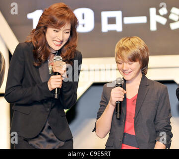 Yuki Amami und Dakota Goyo, 29. November 2011 japanische Schauspielerin Yuki Amami und Kind Schauspieler Dakota Goyo(R) teilnehmen die Japan-Premiere für den Film "Real Steel" in Tokio, Japan, am 29. November 2011. Stockfoto