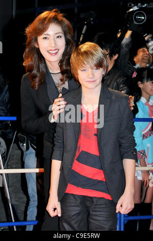 Yuki Amami und Dakota Goyo, 29. November 2011 japanische Schauspielerin Yuki Amami und Kind Schauspieler Dakota Goyo(R) teilnehmen die Japan-Premiere für den Film "Real Steel" in Tokio, Japan, am 29. November 2011. Stockfoto