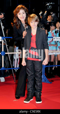 Yuki Amami und Dakota Goyo, 29. November 2011 japanische Schauspielerin Yuki Amami und Kind Schauspieler Dakota Goyo(R) teilnehmen die Japan-Premiere für den Film "Real Steel" in Tokio, Japan, am 29. November 2011. Stockfoto