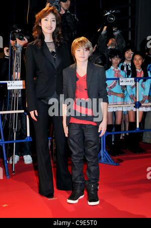 Yuki Amami und Dakota Goyo, 29. November 2011: japanische Schauspielerin Yuki Amami und Kinderdarsteller Dakota Goyo(R) an der Japan-Premiere für den Film "Real Steel" in Tokio, Japan, am 29. November 2011 Stockfoto